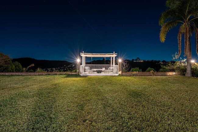 Building Photo - Fully furnished Canyon View 5 Bed Single Family