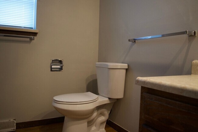 Building Photo - Affordable 3 Bedroom Duplex, SW Columbia!