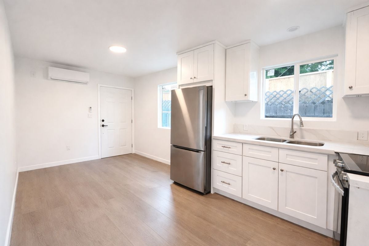 Building Photo - 6907 Noble