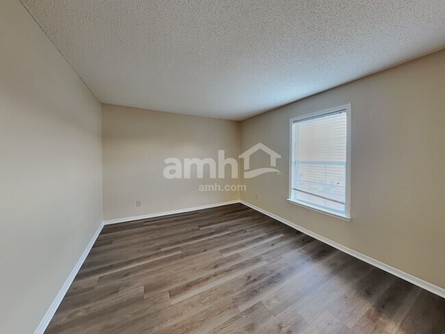 Building Photo - 10812 Parker Dr