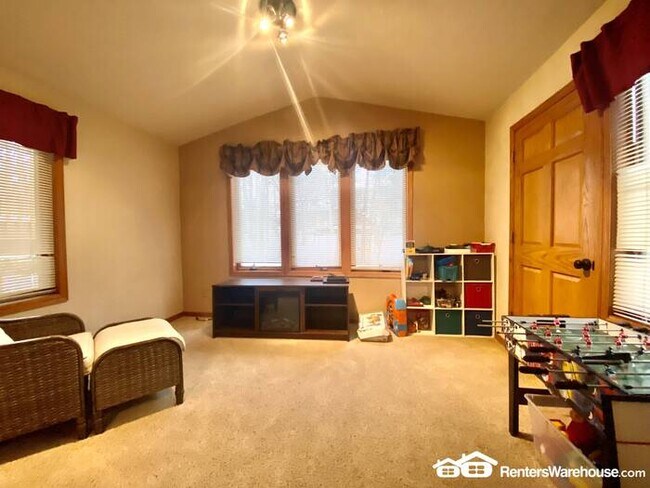 Building Photo - Unique 5BR/4BA 5 Level Home Available 11/4!