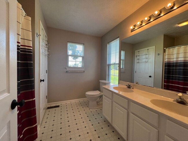 Building Photo - Charming 3-Bedroom Home with Modern Upgrad...