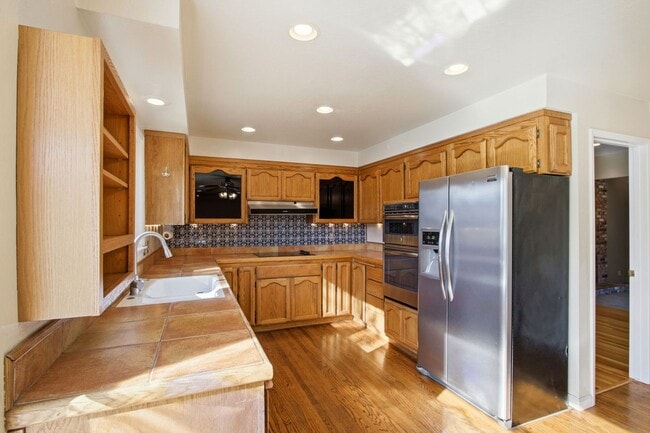 Building Photo - 6137 Banner Dr