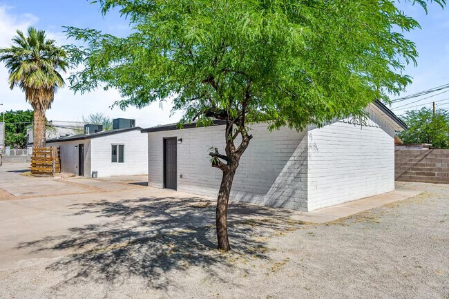 Building Photo - 2302 W Colter St