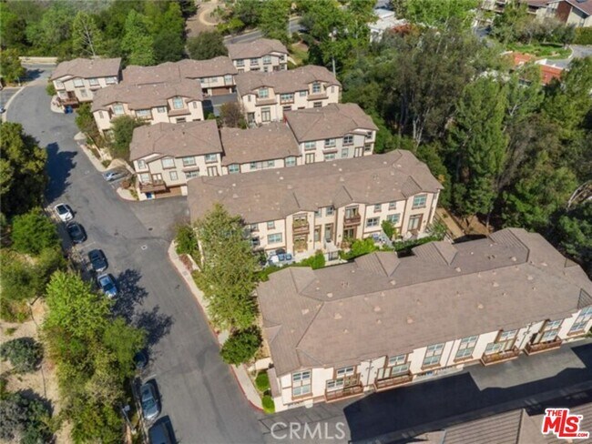 Building Photo - 732 Tennis Club Ln