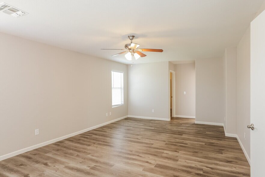 Building Photo - 727 E Rose Marie Ln