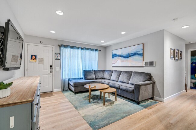 Building Photo - 2BR, 2BA UPGRADED CONDO DEL MAR! PET FRIEN...