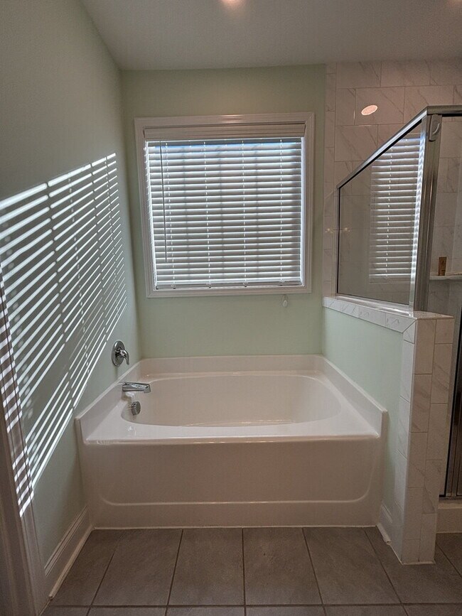 Building Photo - 608 Ravensridge Ln