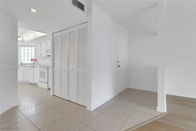 Building Photo - 9836 Luna Cir
