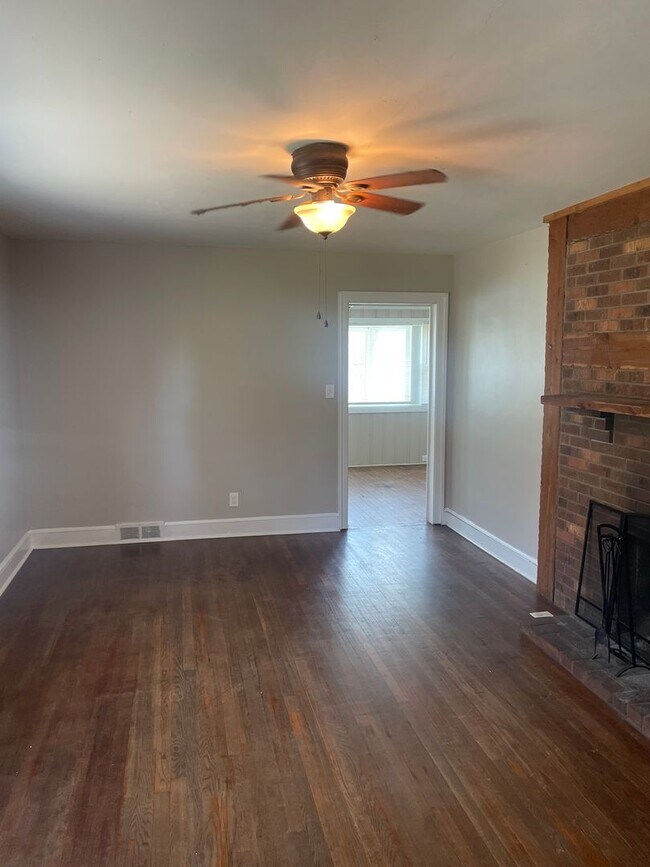 Building Photo - 2BR/1BA home with bonus room