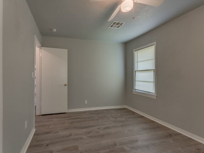 Building Photo - 3 Bedroom 1 Bath Home in Shawnee!