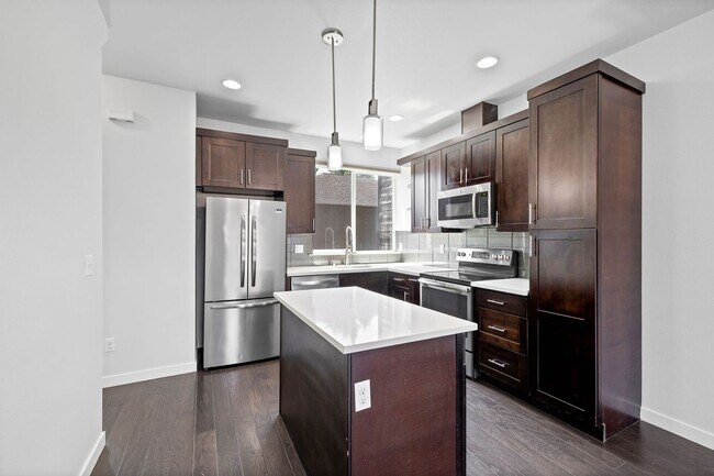 Building Photo - Spacious 3 Bed / 3.5 Bath Seattle Townhome!
