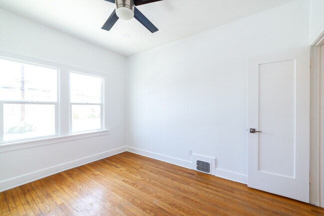Building Photo - 246 S Sycamore Ave