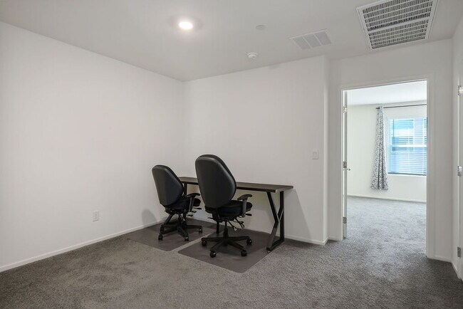 Building Photo - "Charming 3-Bedroom Townhouse with 2.5 Baths in Scenic Las Vegas Locale!"