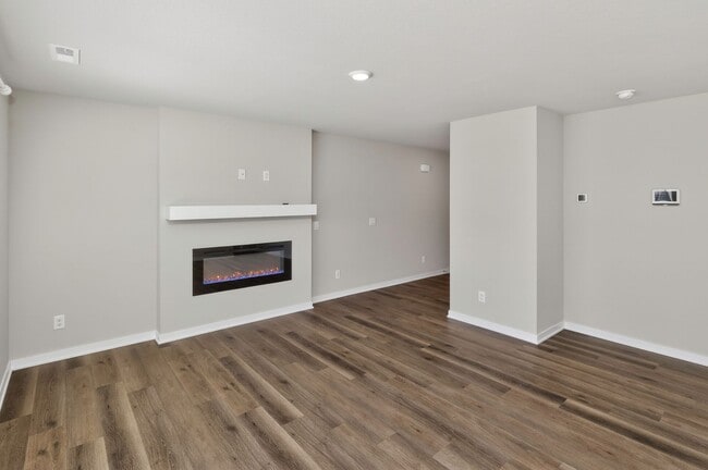 Building Photo - MODERN COMFORT!! 3 Bedroom, 3 Bathroom Townhome in Urbandale!