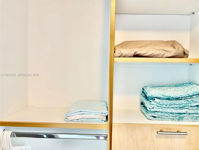 Building Photo - 1800 N Bayshore Dr