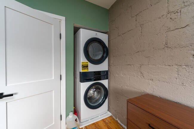 Building Photo - 1055 Parksley Ave