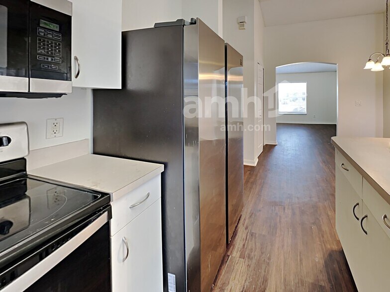 Building Photo - 581 NW Goldcoast Ave