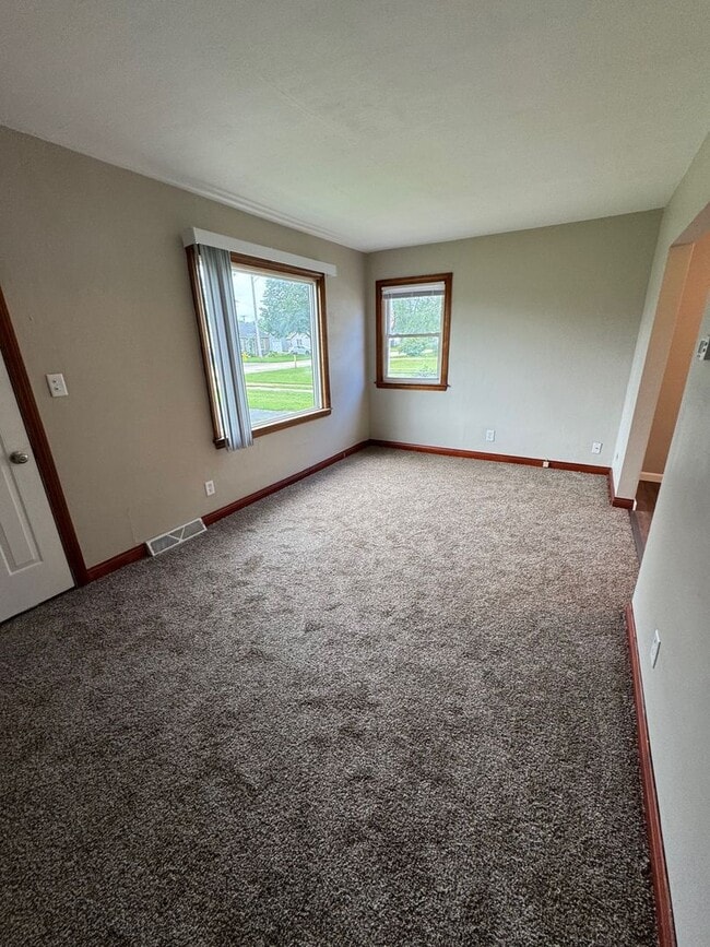 Building Photo - Two Bedroom One Bathroom Home in Machesney...