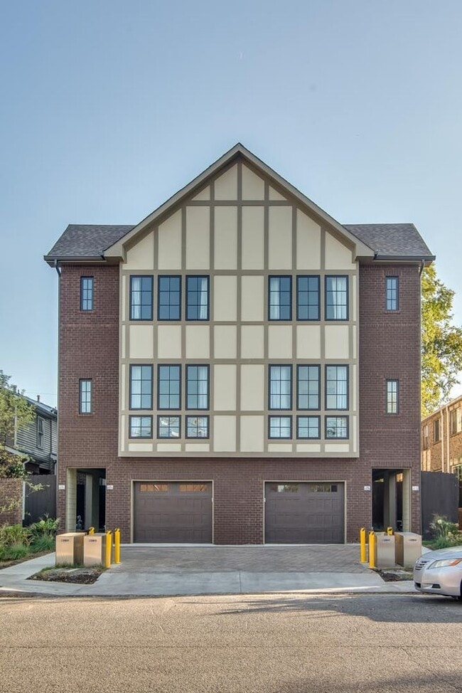 Building Photo - Beautifully appointed 3-bedroom furnished townhome in sought-after Hillsboro Village!