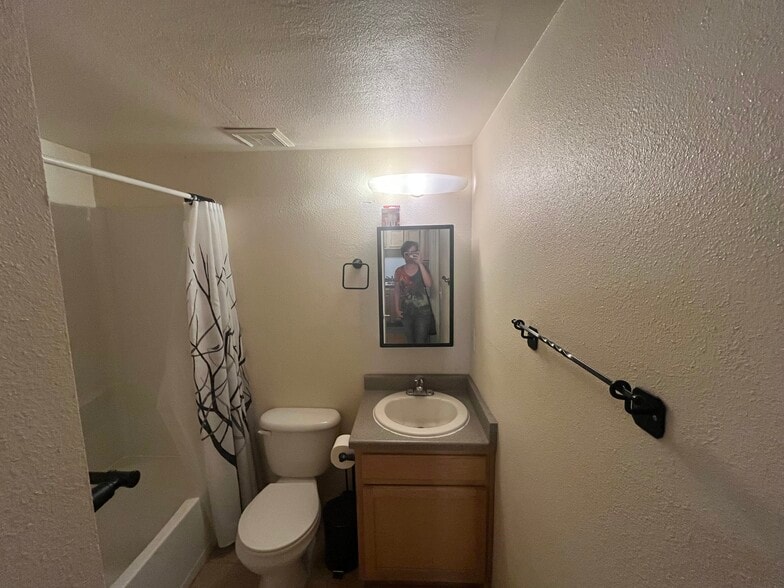 Building Photo - 1405 Broadway St