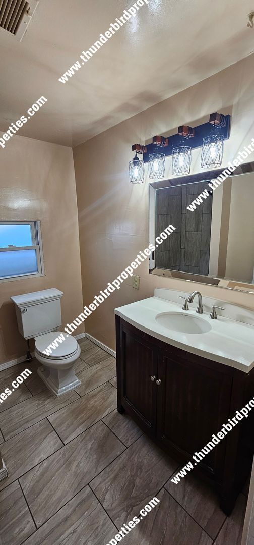 Building Photo - 2 bedrooms, 1 bath in North Valley