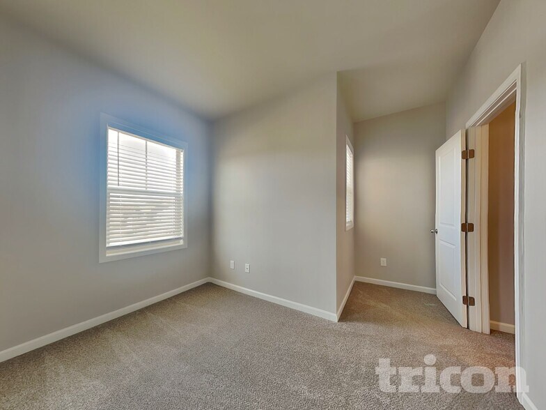 Building Photo - 208 Evergreen Way