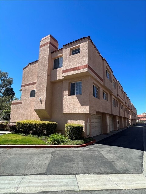 Building Photo - 3101 Plaza del Amo
