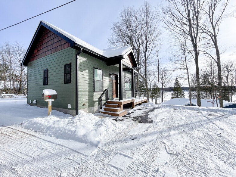 Building Photo - 8073 Outer Dr S