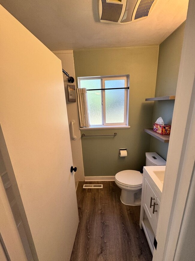 Building Photo - 3 Bedroom 1.5 baths! Walker & Cedar Hills ...