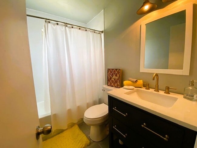 Building Photo - 1100 Elmhurst St