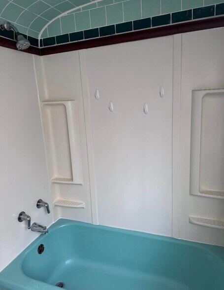 Bathroom - 519 N Evans St