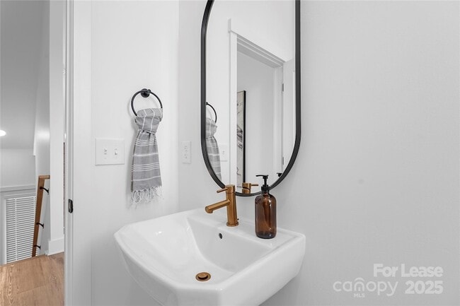 Building Photo - 411 Charles Ave