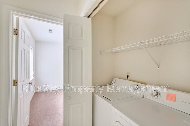 Building Photo - 1214 Clifden Green