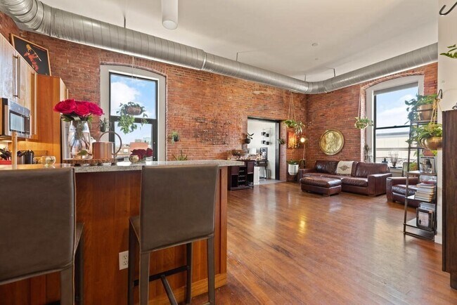 Building Photo - 125 B St