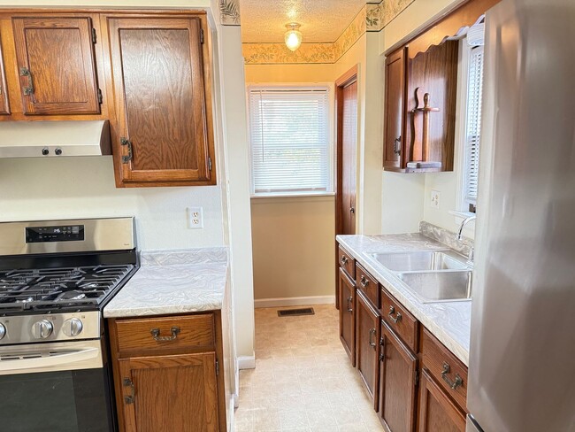 Building Photo - Recently redone 3BR 1.5 bath house in Bloo...