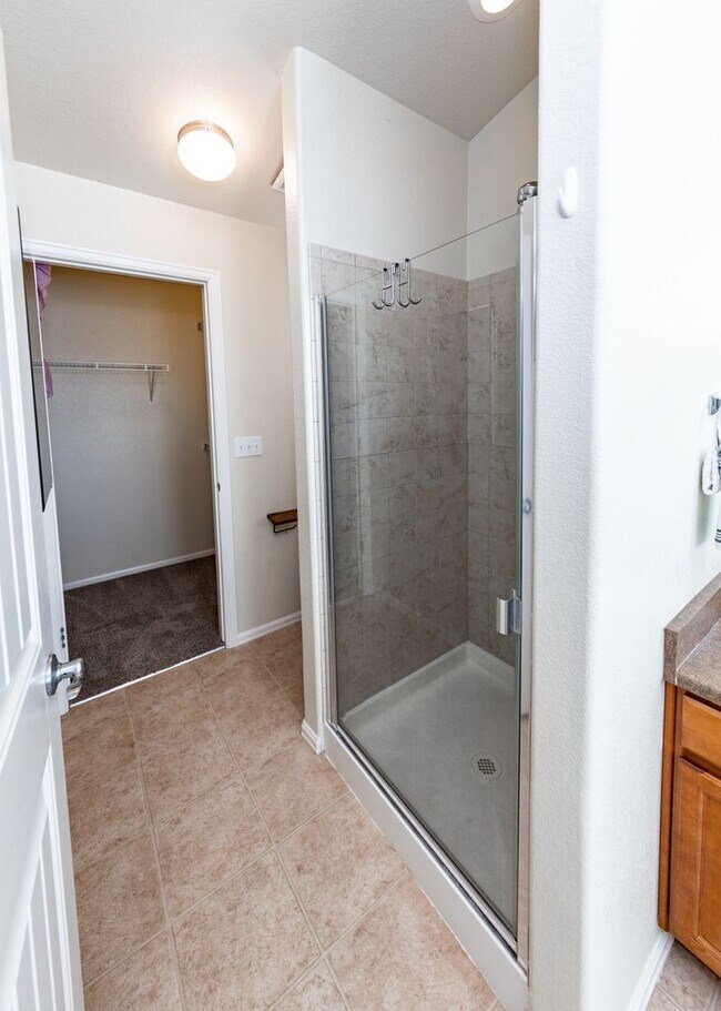 Building Photo - Cute End Unit 3 Bedroom Townhome in Lorson...