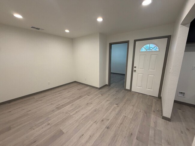 Building Photo - 7330 Stratford Pl