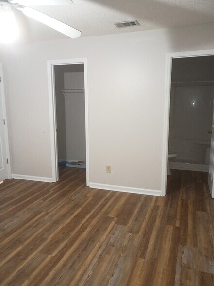 Building Photo - 211 Edgewater Rd