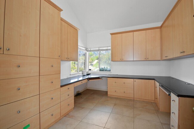 Building Photo - Stunning 3 Bed | 2.5 Bath Home with Office...