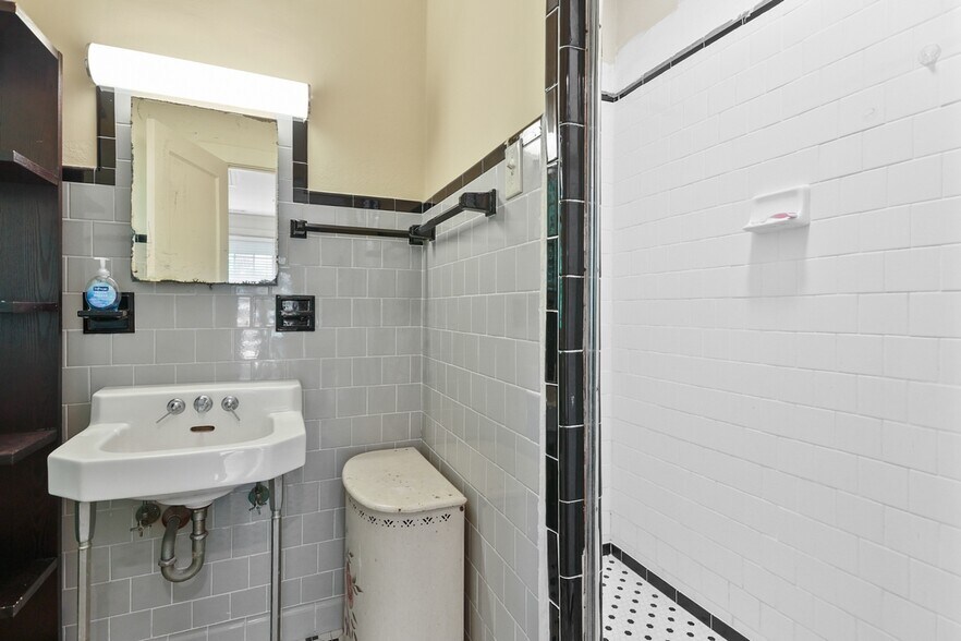 Building Photo - 315 E 45th St