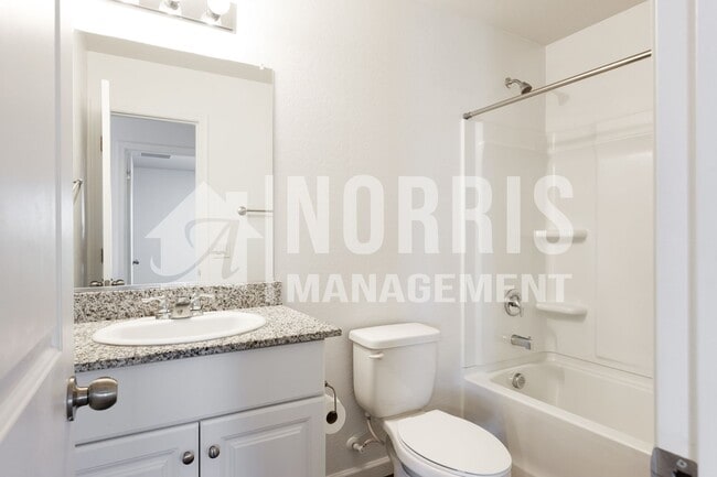 Building Photo - Beautiful Large Home Very Close to Freeway