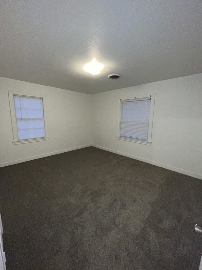 Building Photo - 12 Putnam Ave