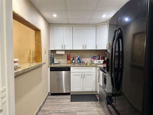 Building Photo - 4156 Inverrary Dr