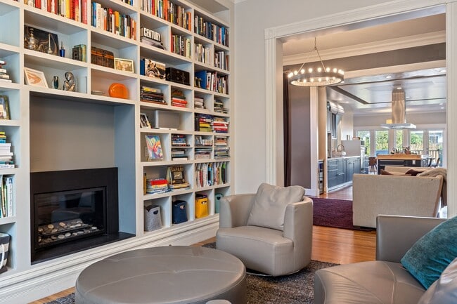 Building Photo - 2866 Pine St