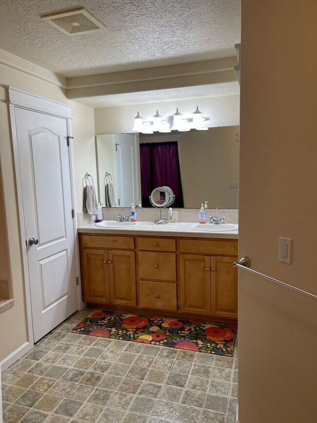 Building Photo - ONE LEVEL Beautiful 4 BR 2 Bath Home 2100 SF / Open and spacious home a MUST see!