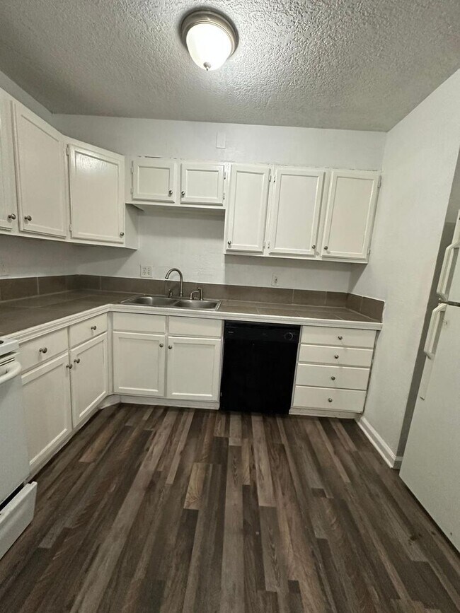 Building Photo - 4 bedroom 1 bathroom