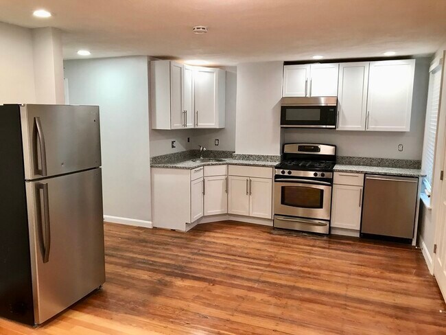 Building Photo - 592 E 5th St