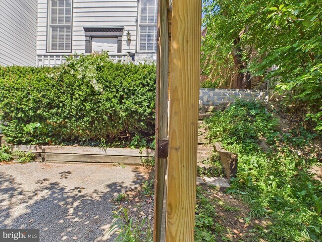 Building Photo - Great Townhouse w/ 2 Bedrooms, 1.5 Baths, ...