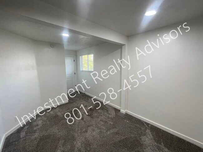 Building Photo - Renovated Unit in Murray!